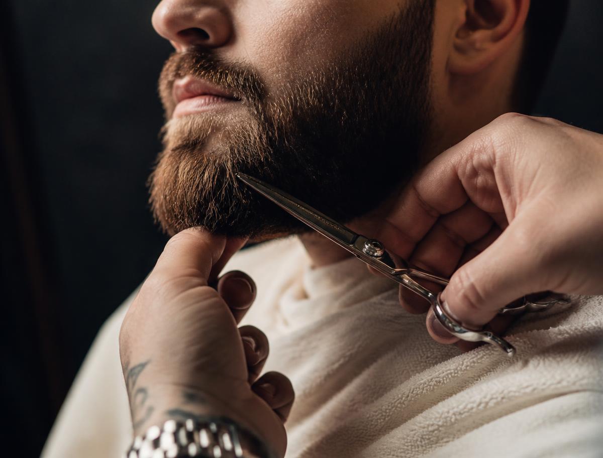 Detalhe de acabamento de barba com tesoura na VANTA